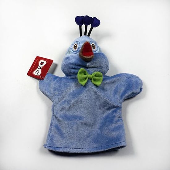 Плюшевая кукла из мультфильма с изображением животных и муравьев в руках