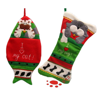 Мультяшные фаршированные рождественские носки на стене